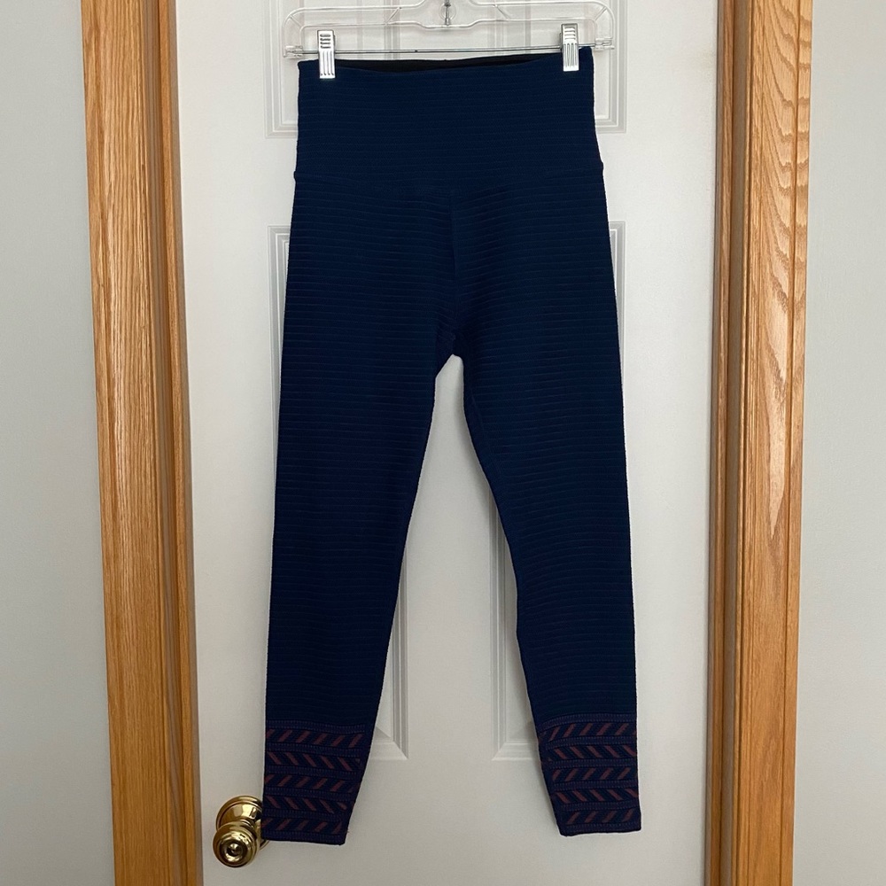 Beyond Yoga Textured Navy and Black Stripe Leggings Size Medium